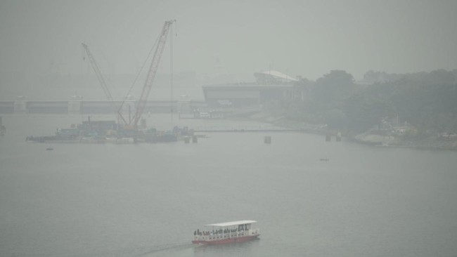 Ilustrasi. Fenomena haze menyelimuti Labuan Bajo, NTT, diduga akibat asap kebakaran hutan. (Foto: AFP/FELINE LIM)