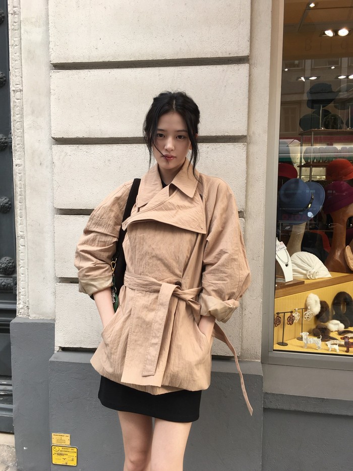 Walaupun masih terkesan simpel, namun tetap terlihat stylish. Mudah ditiru buat kamu yang ingin tampil effortlessly chic! Nah, kalau ingin tampilan lebih modis, kamu bisa memilih trench coat untuk memaksimalkan penampilan./ Foto: instagram.com/_yujin_an