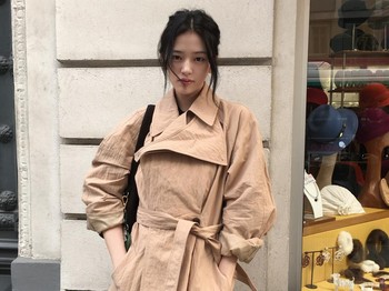 Walaupun masih terkesan simpel, namun tetap terlihat stylish. Mudah ditiru buat kamu yang ingin tampil effortlessly chic! Nah, kalau ingin tampilan lebih modis, kamu bisa memilih trench coat untuk memaksimalkan penampilan./ Foto: instagram.com/_yujin_an