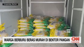 Warga Berburu Beras Murah di Bentor Pangan