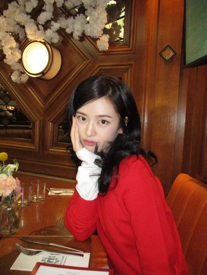 Ya, bagi yang belum tahu, ia turut datang ke Paris Fashion Week atau disingkat PFW beberapa waktu lalu. Pada kesempatan kali ini, leader girl group beranggotakan enam orang tersebut pun sekaligus mengelilingi Kota Cinta./ Foto: instagram.com/_yujin_an