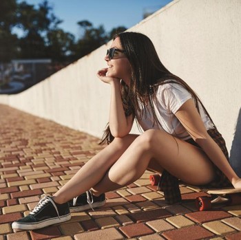 4 Jenis Sepatu Paling Cocok Dipakai saat Traveling, Jangan Sampai Kaki Lecet!