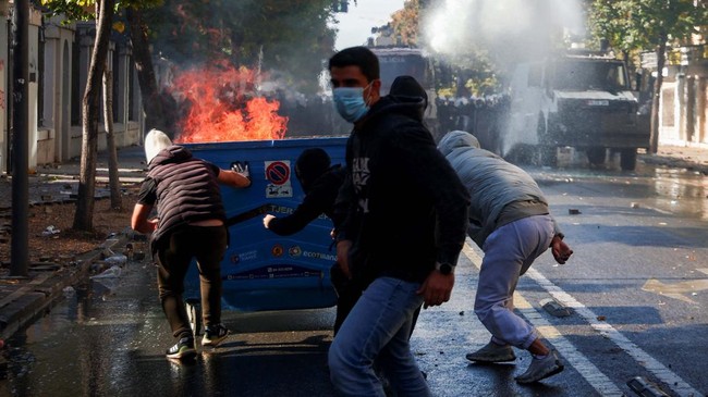 Aksi protes anti-pemerintah oleh para pelajar di Tirana, Albania, Sabtu (17/10). (REUTERS/Florion Goga)