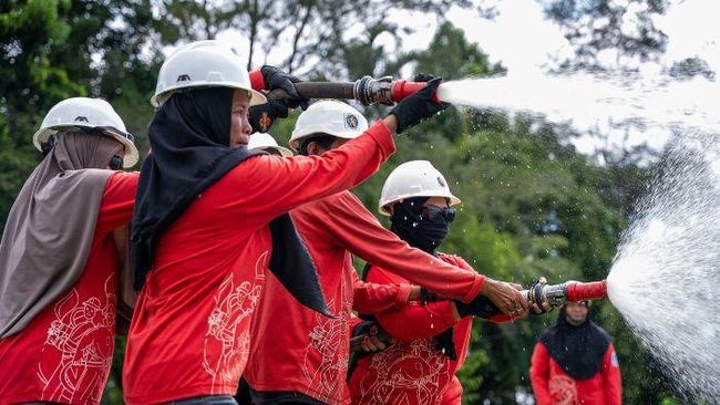 The Power of Mama, Kisah 140 Perempuan Relawan Pemadam Kebakaran di Kalimantan