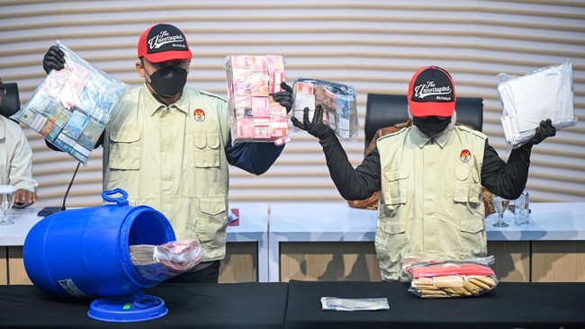 Bupati Klaten Sembunyikan Rp934 Juta Hasil Korupsi di Dalam Tong