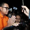 Bupati Klaten Hamenang Wajar Ismoyo (kiri) berjalan menggunakan rompi tahanan usai menjalani pemeriksaan di Gedung Merah Putih KPK, Jakarta, Jumat (16/10/2026). KPK menahan Bupati Klaten Hamenang Wajar Ismoyo, Kepala Perwakilan Badan Pemeriksa Keuang