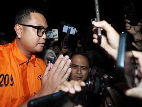 Bupati Klaten Hamenang Wajar Ismoyo (kiri) berjalan menggunakan rompi tahanan usai menjalani pemeriksaan di Gedung Merah Putih KPK, Jakarta, Jumat (16/10/2026). KPK menahan Bupati Klaten Hamenang Wajar Ismoyo, Kepala Perwakilan Badan Pemeriksa Keuang