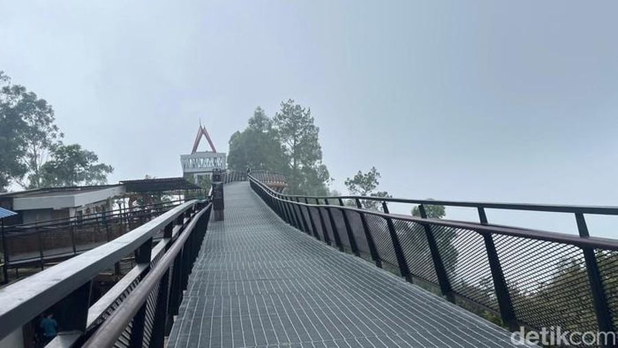 Kabut asap karhutla selimuti kawasan Danau Toba, Sumatra Utara. (Dok. Finta Rahyuni/detikSumut)