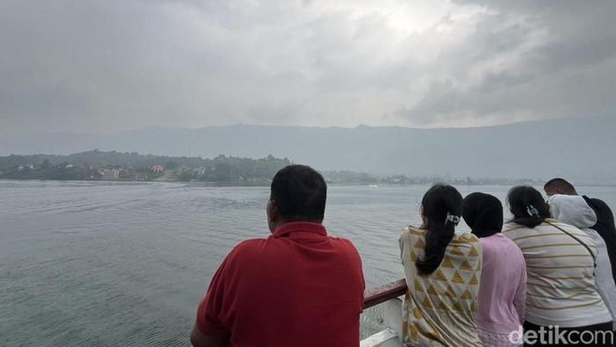 Kabut asap karhutla selimuti kawasan Danau Toba, Sumatra Utara. (Dok. Finta Rahyuni/detikSumut)