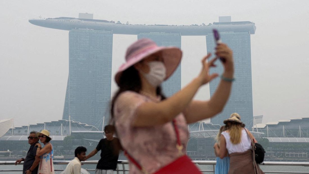 Pakai Masker, Wisatawan Kecewa Singapura Diselimuti Asap Karhutla RI