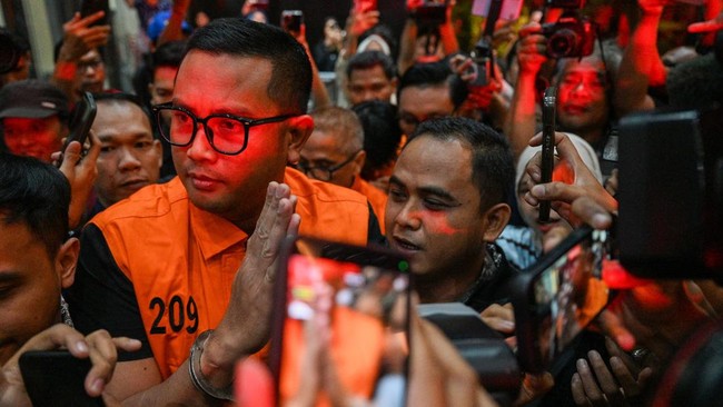Bupati Klaten Sembunyikan Rp934 Juta Hasil Korupsi di Dalam Tong