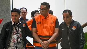 Bupati Klaten Hamenang Wajar Ismoyo (tengah) berjalan menggunakan rompi tahanan usai menjalani pemeriksaan di Gedung Merah Putih KPK, Jakarta, Jumat (16/10/2026). KPK menahan Bupati Klaten Hamenang Wajar Ismoyo, Kepala Perwakilan Badan Pemeriksa Keua