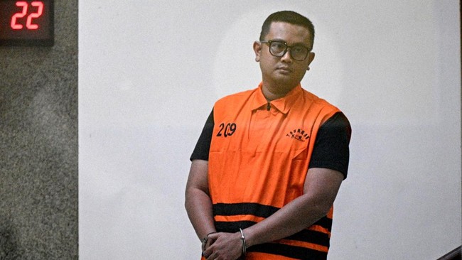 Bupati Klaten Hamenang Wajar Ismoyo berjalan menggunakan rompi tahanan usai menjalani pemeriksaan di Gedung Merah Putih KPK, Jakarta, Jumat (16/10/2026). KPK menahan Bupati Klaten Hamenang Wajar Ismoyo, Kepala Perwakilan Badan Pemeriksa Keuangan (BPK