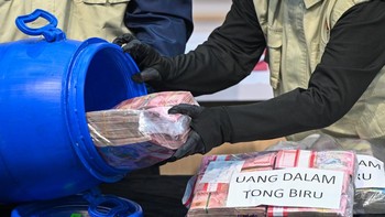 Bupati Klaten Sembunyikan Rp934 Juta Hasil Korupsi di Dalam Tong