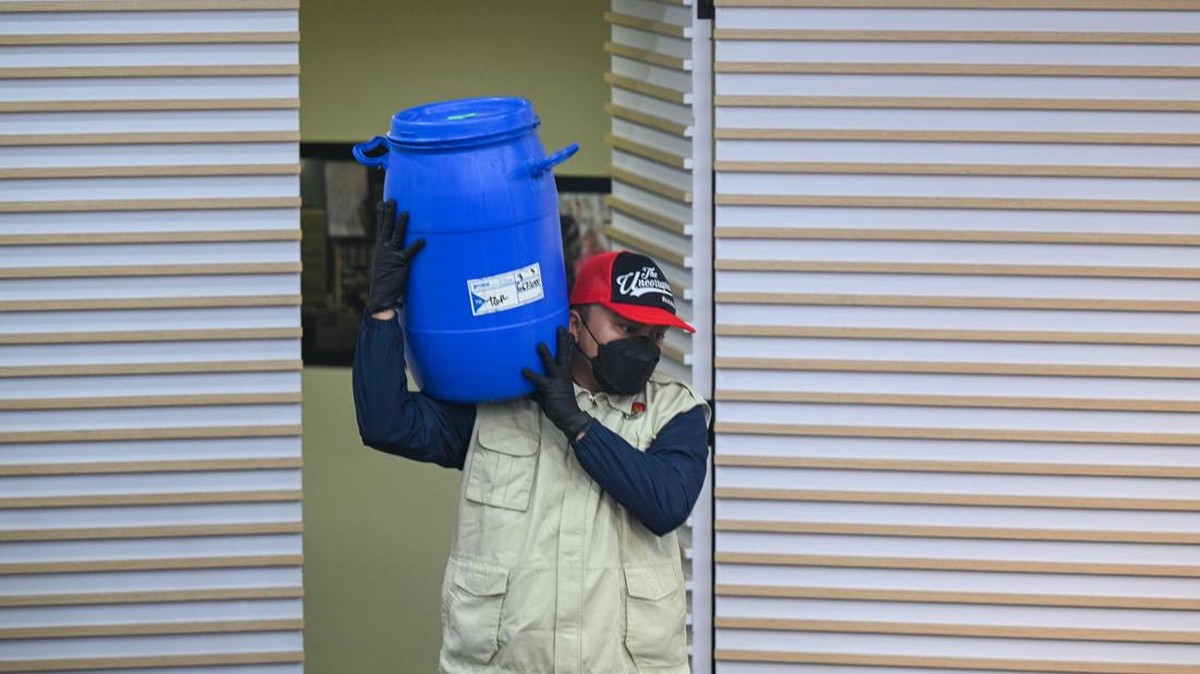Bupati Klaten Sembunyikan Rp934 Juta Hasil Korupsi di Dalam Tong