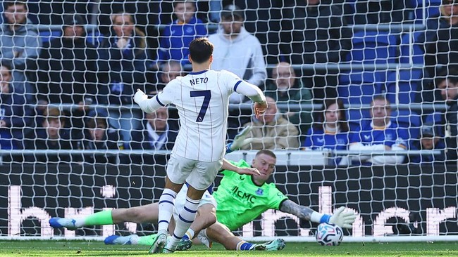 Soccer Football - Premier League - Everton v Chelsea - Hill Dickinson Stadium, Liverpool, Britain - October 17, 2026 Chelsea's Pedro Neto scores their first goal REUTERS/Phil Noble EDITORIAL USE ONLY. NO USE WITH UNAUTHORIZED AUDIO, VIDEO, DATA, FIXT