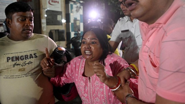 Relatives of the Durga Puja Pandal stampede victims mourn outside the emergency building of Calcutta Medical College and Hospital in Kolkata on October 17, 2026. At least 17 people were killed and two dozen more injured on October 17 in eastern India