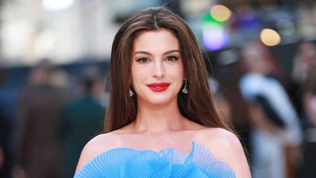 9 Potret Anne Hathaway yang Tampil Stunning saat Hamil di Usia 43 Tahun