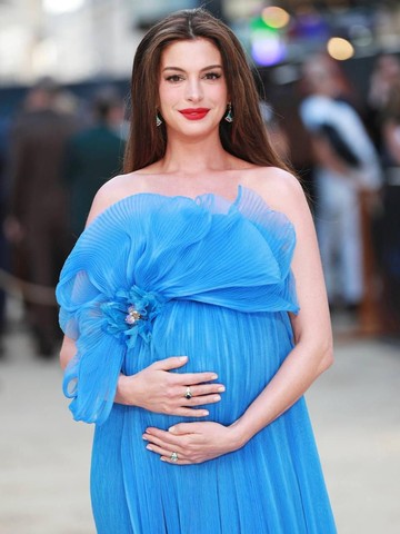 9 Potret Anne Hathaway yang Tampil Stunning saat Hamil di Usia 43 Tahun