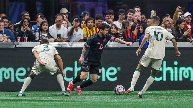Oct 17, 2026; Atlanta, Georgia, USA;  Inter Miami CF forward Leo Messi (10) dribbles the ball against Atlanta United defender Elias Baez (3) and midfielder Miguel Almiron (10) during the first half at Mercedes-Benz Stadium.  Mandatory Credit: Jordan 