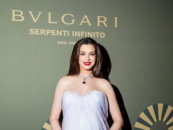 Berikan kesan Hot Mommy, Anne tampak memesona dengan tube dress berwarna biru muda dengan tambahan kalung berliontin merah, saat menghadiri acara BVLGARI/ Foto: Instagram.com/annehathaway