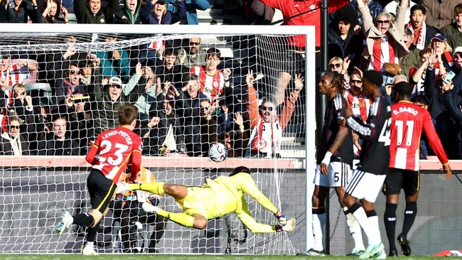 Soccer Football - Premier League - Brentford v Liverpool - GTech Community Stadium, London, Britain - October 17, 2026 Brentford's Keane Lewis-Potter scores their first goal Action Images via Reuters/Peter Cziborra EDITORIAL USE ONLY. NO USE WITH UNA