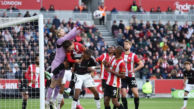 Soccer Football - Premier League - Brentford v Liverpool - GTech Community Stadium, London, Britain - October 17, 2026 Brentford's Caoimhin Kelleher punches the ball away REUTERS/Ian Walton