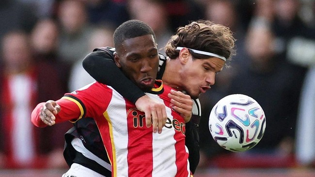 Soccer Football - Premier League - Brentford v Liverpool - GTech Community Stadium, London, Britain - October 17, 2026 Brentford's Jaidon Anthony in action with Liverpool's Milos Kerkez REUTERS/Ian Walton