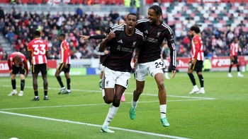Soccer Football - Premier League - Brentford v Liverpool - GTech Community Stadium, London, Britain - October 17, 2026 Liverpool's Alexander Isak celebrates scoring their second goal with Bradley Barcola REUTERS/Ian Walton EDITORIAL USE ONLY. NO USE