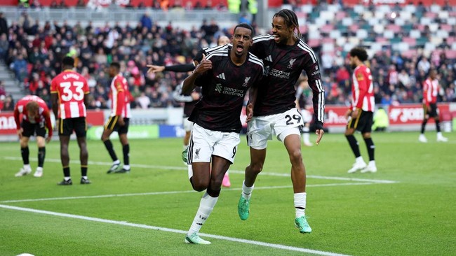 Soccer Football - Premier League - Brentford v Liverpool - GTech Community Stadium, London, Britain - October 17, 2026 Liverpool's Alexander Isak celebrates scoring their second goal with Bradley Barcola REUTERS/Ian Walton EDITORIAL USE ONLY. NO USE