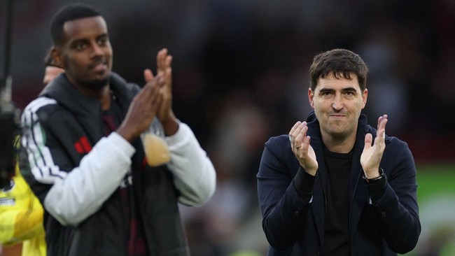 Soccer Football - Premier League - Brentford v Liverpool - GTech Community Stadium, London, Britain - October 17, 2026 Liverpool manager Andoni Iraola and Liverpool's Alexander Isak applaud fans after the match REUTERS/Ian Walton EDITORIAL USE ONLY.