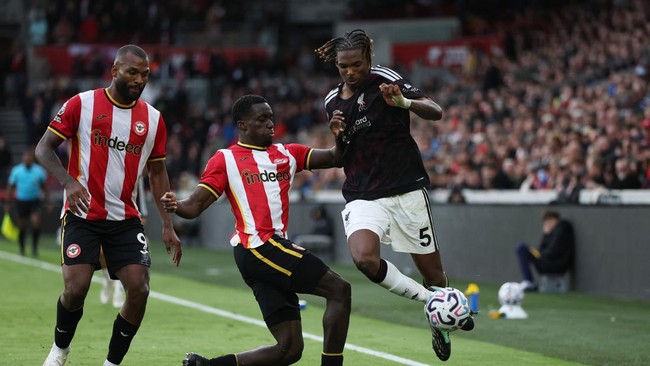 Soccer Football - Premier League - Brentford v Liverpool - GTech Community Stadium, London, Britain - October 17, 2026 Liverpool's Jeremy Jacquet in action with Brentford's Michael Kayode and Igor Thiago REUTERS/Ian Walton EDITORIAL USE ONLY. NO USE
