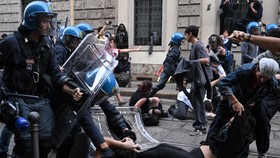 Anti-riot police clashes with demonstrators during an anti-government protest organized by the Italia in Piazza movement, at Piazza Duomo in Milan, on October 17, 2026. Inspired by recent protests in France and Spain, demonstrators are protesting aga