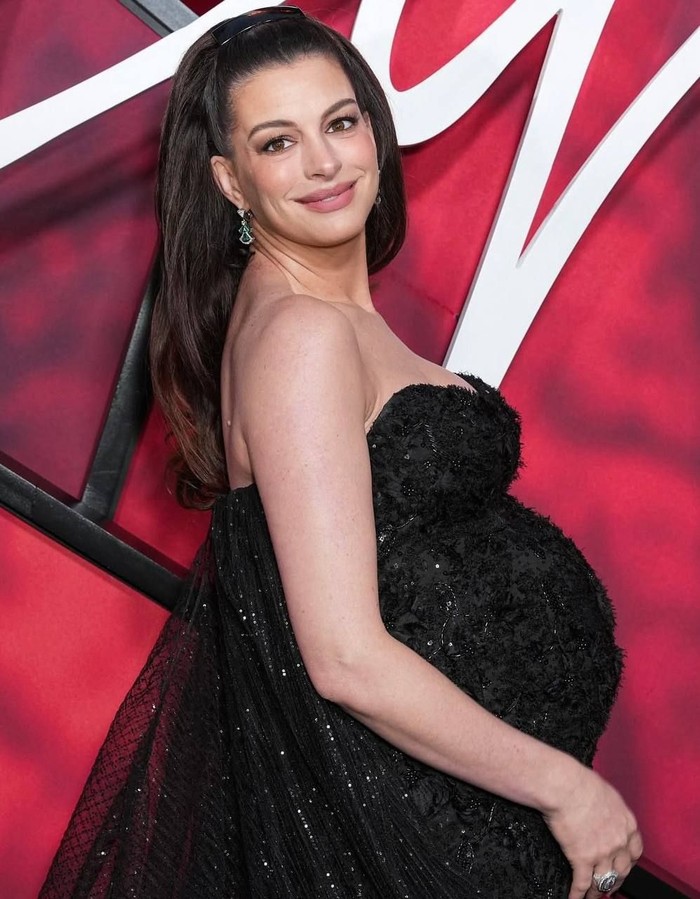 Di kehamilannya yang semakin besar, ia justru tampil gorgeous dengan dress berwarna hitam beraksen lace saat menghadiri premiere film terbarunya berjudul Verity/ Foto: Instagram.com/bazaaruk