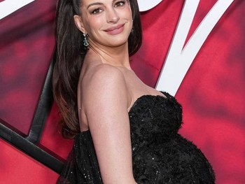 Di kehamilannya yang semakin besar, ia justru tampil gorgeous dengan dress berwarna hitam beraksen lace saat menghadiri premiere film terbarunya berjudul Verity/ Foto: Instagram.com/bazaaruk