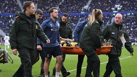 Emiliani Martinez dibawa keluar lapangan dengan tandu usai berbenturan saat melawan Everton.