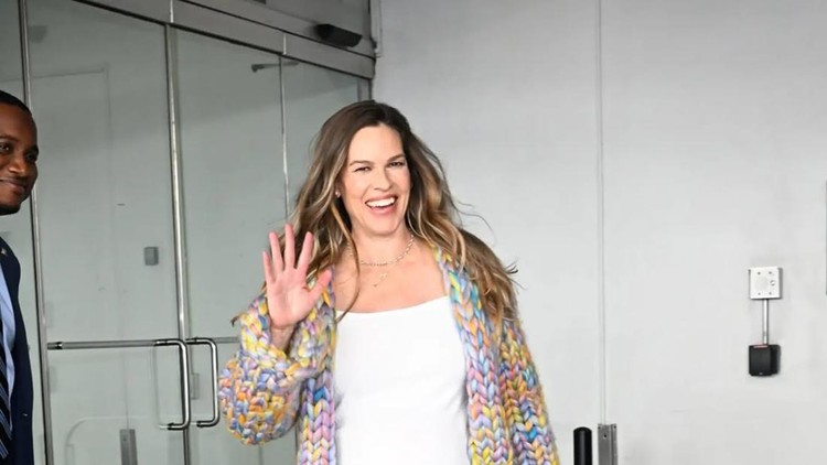 Hillary Swank Balas Kritikan&comma; Pamer Baby Bump pada Usia 52 Tahun