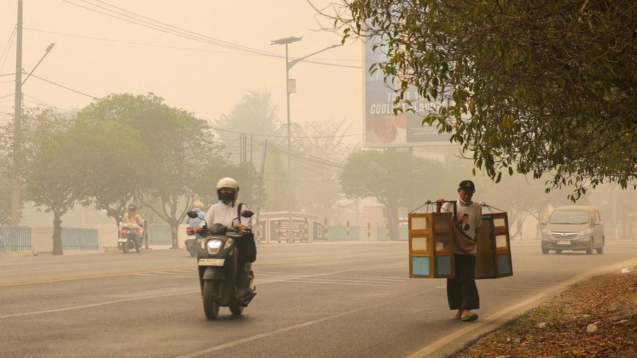 Kabut asap akibat kebakaran hutan menyelimuti Palangka Raya, Kalimatan Tengah, Minggu (18/10/2026). (REUTERS/Arief Rahman Septian Prathama)