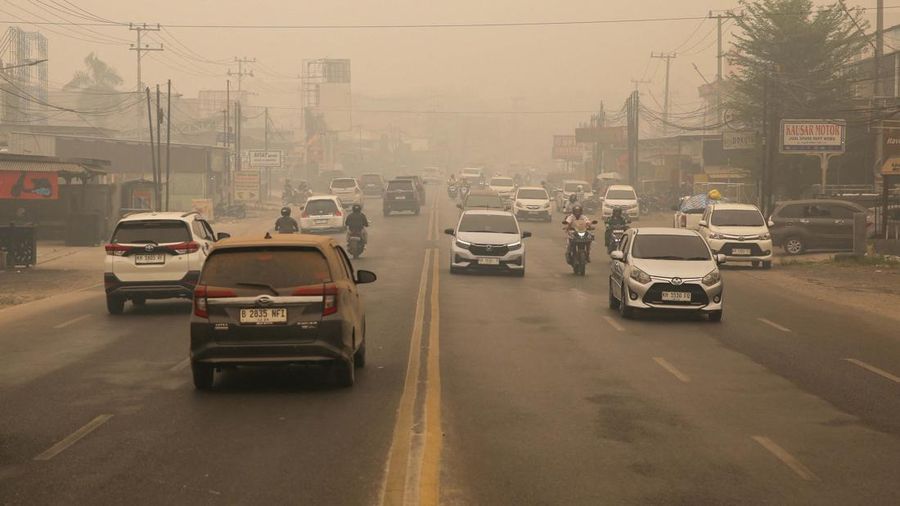 Kabut asap akibat kebakaran hutan menyelimuti Palangka Raya, Kalimatan Tengah, Minggu (18/10/2026). (REUTERS/Arief Rahman Septian Prathama)