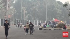Pemerintah Kota Palembang membagikan 15 ribu masker untuk melindungi warga dari kabut asap akibat karhutla. Kualitas udara di Palembang sangat tidak sehat.