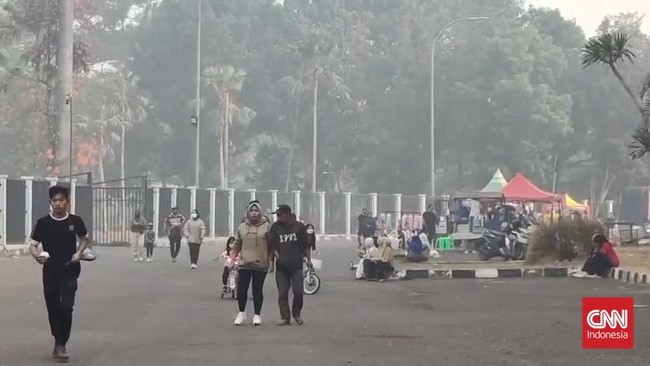 Pemerintah Kota Palembang membagikan 15 ribu masker untuk melindungi warga dari kabut asap akibat karhutla. Kualitas udara di Palembang sangat tidak sehat.