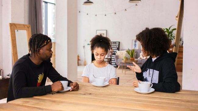 6 Kalimat Orang Tua yang Tanpa Sadar Bikin Anak Pertama Merasa Tertekan Menurut Psikolog