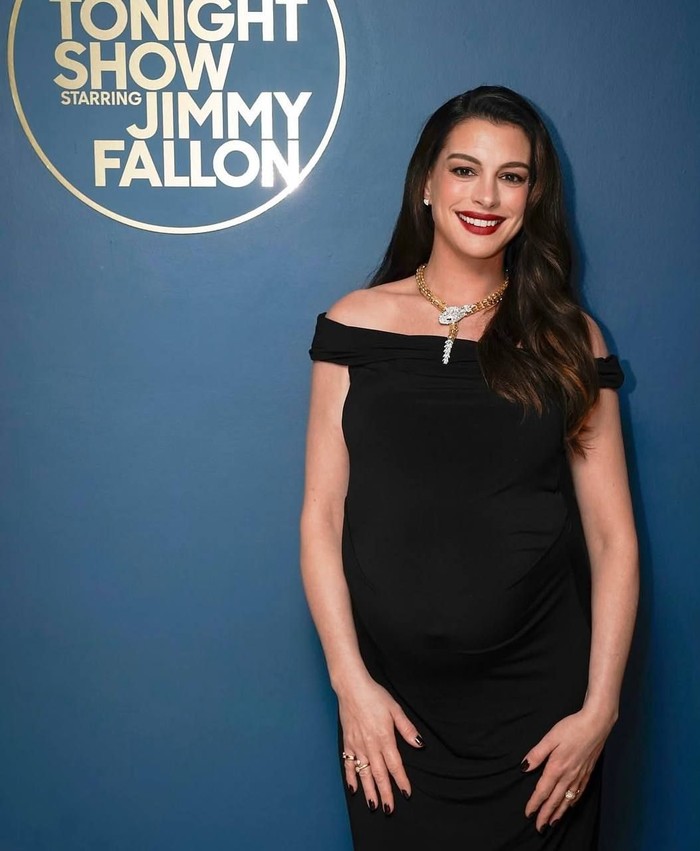 Menghadiri acara The Tonight Show, ia tampil elegan dalam balutan off shoulder dress berwarna hitam dengan kalung berlian sebagai statement/ Foto: Instagram.com/fallontonight