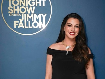 Menghadiri acara The Tonight Show, ia tampil elegan dalam balutan off shoulder dress berwarna hitam dengan kalung berlian sebagai statement/ Foto: Instagram.com/fallontonight
