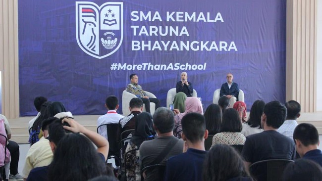 Menteri Komunikasi dan Digital Republik Indonesia Meutya Viada Hafid menekankan pentingnya rasa ingin tahu, keluasan wawasan, dan kemauan untuk terus belajar sebagai bekal generasi muda menghadapi masa depan. Pesan tersebut disampaikan dalam kegiatan