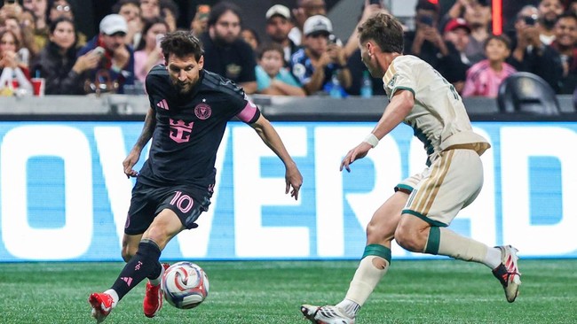 Oct 17, 2026; Atlanta, Georgia, USA;  Inter Miami CF forward Leo Messi (10) kicks the ball against Atlanta United midfielder Giuliano Galoppo (11) during the first half at Mercedes-Benz Stadium.  Mandatory Credit: Jordan Godfree-Imagn Images