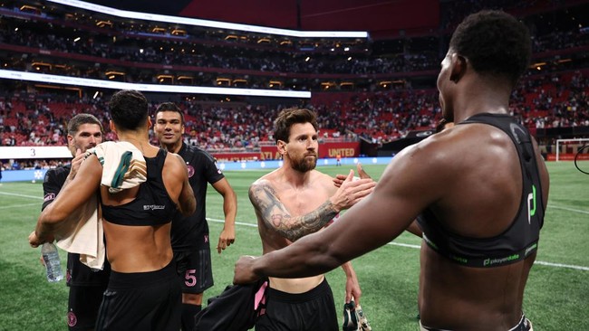 ATLANTA, GEORGIA - OCTOBER 17: Lionel Messi #10 of Inter Miami CF greets Breel Embolo #36 of Atlanta United FC after the MLS match between Atlanta United FC and Inter Miami CF at Mercedes-Benz Stadium on October 17, 2026 in Atlanta, Georgia.   Kevin