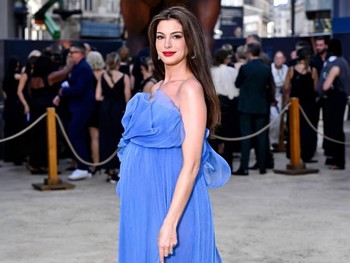 Mother is mothering! Hadir dalam premiere film The Odyssey di London dalam balutan dress biru dengan aksen ruffle di bagian dada yang membuatnya tampil stunning/ Foto: Instagram.com/entertainmenttonight