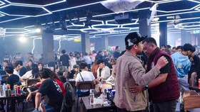 Petugas memeriksa pengunjung saat penggerebekan tempat hiburan malam di kawasan Cibubur, Jakarta, Minggu (18/10/2026). Sebanyak 462 personel gabungan dari Direktorat Tindak Pidana Narkoba Bareskrim Polri, Badan Narkotika Nasional (BNN) dan Polda Metr