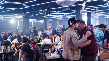 Petugas memeriksa pengunjung saat penggerebekan tempat hiburan malam di kawasan Cibubur, Jakarta, Minggu (18/10/2026). Sebanyak 462 personel gabungan dari Direktorat Tindak Pidana Narkoba Bareskrim Polri, Badan Narkotika Nasional (BNN) dan Polda Metr